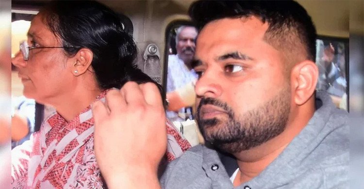 কারাগারে সাবেক এমপির সেলে মোবাইল, মিলল কয়েক ডজন পর্নো ভিডিও